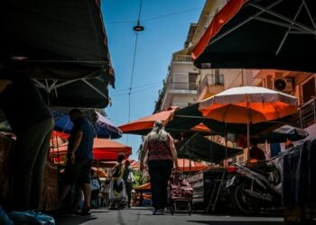 Έμποροι και καταναλωτές σε λαϊκή αγορά εν μέσω θέρους (φωτ.: EUROKINISSI/Τατιάνα Μπόλαρη)