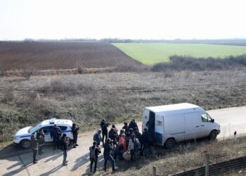 Αστυνομικοί στα ελληνοτουρκικά σύνορα συνοδεύουν μετανάστες (φωτ.: ΜΟΤΙΟΝΤΕΑΜ/Βασίλης Βερβερίδης)