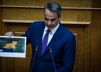 Ο Κυριάκος Μητσοτάκης κρατά φωτογραφία με τις καμένες εκτάσεις στον Έβρο, στη διάρκεια της ομιλίας του στη Βουλή (φωτ.: EUROKINISSI/Γιώργος Κονταρίνης)