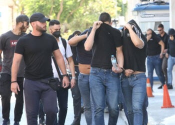 Στιγμιότυπο από την προσαγωγή των συλληφθέντων για τη δολοφονία του 29χρονου Μιχάλη Κατσουρή (φωτ.: ΑΠΕ-ΜΠΕ / Γιώργος Βιτσαράς)