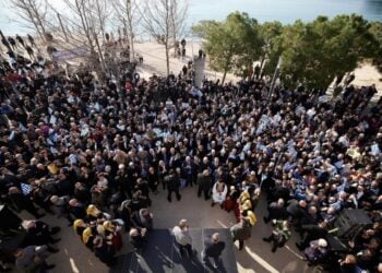 Στιγμιότυπο από την επίσκεψη του Κυριάκου Μητσοτάκη στη Χειμάρρα, τον περασμένο Δεκέμβριο (φωτ.: facebook/Φρέντης Μπελέρης)