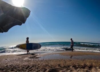 Σέρφερ στην παραλία Αλμυρού στην Κέρκυρα (φωτ. αρχείου: EUROKINISSI/Γιώργος Κονταρίνης)