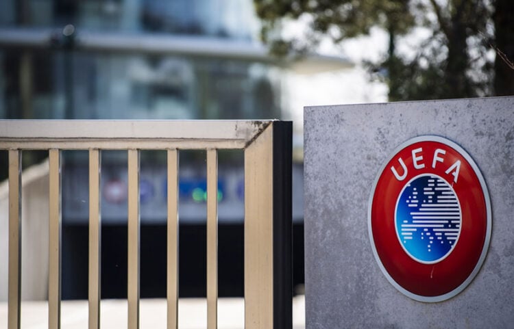 Ο λογότυπος της UEFA στην είσοδο της έδρας της, στη Νιόν της Ελβετίας (φωτ.: EPA / Jean-Christophe Bott)