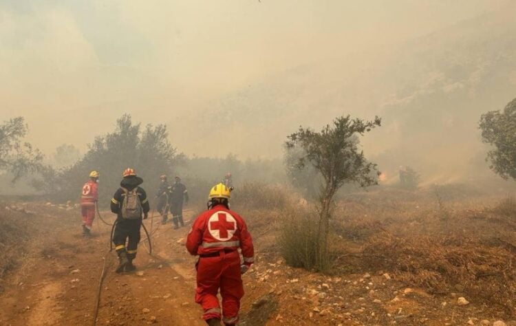 Εθελοντές Σαμαρείτες-διασώστες από Αθήνα και τα Περιφερειακά Τμήματα Λιβαδειάς και Θήβας του Ελληνικού Ερυθρού Σταυρού επιχειρούν στο Σαράντη Βοιωτίας (φωτ.: ΑΠΕ-ΜΠΕ/Ελληνικός Ερυθρός Σταυρός)