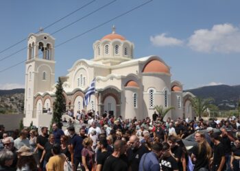 Πλήθος κόσμου στη νεκρώσιμη ακολουθία για τον 36χρονο Αντώνη Καργιώτη, στον Ιερό Ναό Ευαγγελιστρίας στον Άγιο Νικόλαο Κρήτης (φωτ.: Στέφανος Ραπάνης/ EUROKINISSI)