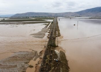 Νερό, παντού νερό. Όλα τα έχει καλύψει το νερό... (φωτ.: Αντώνης Νικολόπουλος / EUROKINISSI)