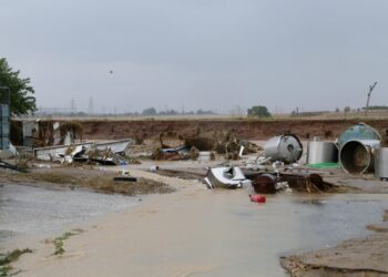 Η εικόνα από τη Νέα Λεύκη στη Λάρισα 
μόλις που δίνει μια ιδέα για την κατάσταση που επικρατεί στους δρόμους στη Θεσσαλία (φωτ.: Λεωνίδας Τζέκας/EUROKINISSI)