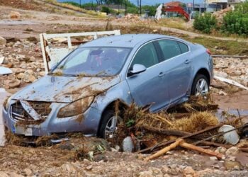 Αυτοκίνητο σε δρόμο που έχει γεμίσει με φερτά υλικά από την έντονη βροχόπτωση στη Λαμία (φωτ.: ΑΠΕ-ΜΠΕ/ Άρης Μαρτάκος)