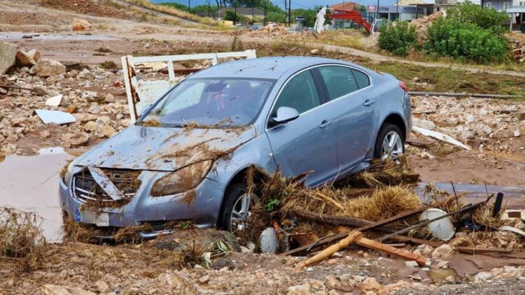 Αυτοκίνητο σε δρόμο που έχει γεμίσει με φερτά υλικά από την έντονη βροχόπτωση στη Λαμία (φωτ.: ΑΠΕ-ΜΠΕ/ Άρης Μαρτάκος)