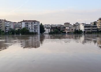 Σημερινή εικόνα από γειτονιά της Λάρισας (φωτ.: Λεωνίδας Τζέκας/ EUROKINISSI)