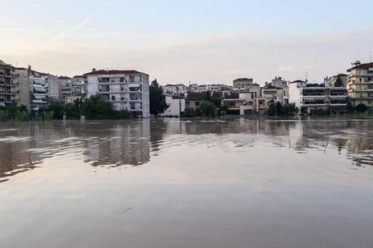 Σημερινή εικόνα από γειτονιά της Λάρισας (φωτ.: Λεωνίδας Τζέκας/ EUROKINISSI)