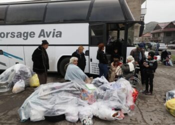 Κάτοικοι του Ναγκόρνο Καραμπάχ που εγκατέλειψαν τις εστίες και πέρασαν στην Αρμενία (φωτ.: EPA/Anatoly Maltsev)