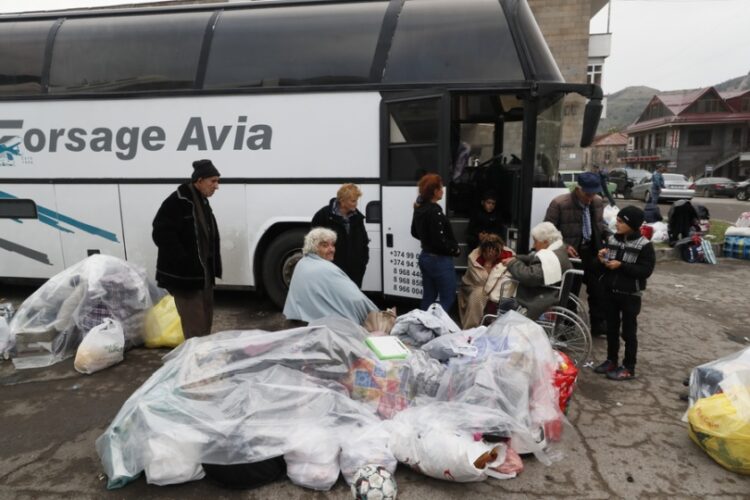 Κάτοικοι του Ναγκόρνο Καραμπάχ που εγκατέλειψαν τις εστίες και πέρασαν στην Αρμενία (φωτ.: EPA/Anatoly Maltsev)