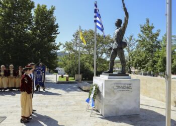 Στιγμιότυπο από παλιότερη κατάθεση στεφάνων κατά την ημέρα μνήμης της Γενοκτονίας των Ελλήνων της Μικράς Ασίας (φωτ. αρχείου: Δήμος Ωραιοκάστρού)