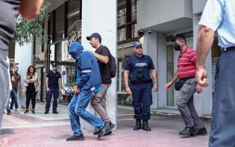 Ένας εκ των τεσσάρων κατηγορούμενων στην υπόθεση του Blue Horizon μετά την απολογία του στον ανακριτή (φωτ.: EUROKINISSI/Βασίλης Ρεμπάπης)