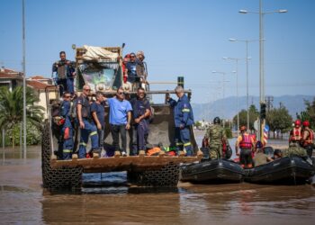 Διασώστες επιχειρούν με κάθε μέσο στις πλημμυρισμένες περιοχές (φωτ.: EUROKINISSI/Λεωνίδας Τζέκας)