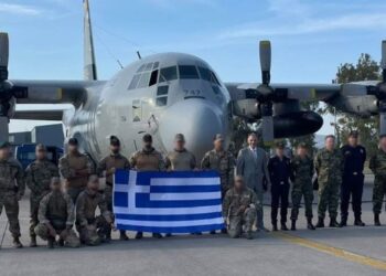 Τα στελέχη των Ενόπλων Δυνάμεων πριν αναχωρήσουν για τη Λιβύη (φωτ: Χ/ΓΕΕΘΑ)