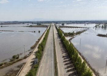 Η σημερινή εικόνα της εθνικής οδού Αθηνών-Θεσσαλονίκης, στο τμήμα Γυρτώνης-Συκουρίου (φωτ.: ΑΠΕ-ΜΠΕ)