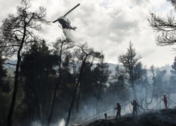 Ελικόπτερο και πυροσβέστες στη μάχη με τις φλόγες (φωτ. αρχείου: EUROKINISSI/Μιχάλης Καραγιάννης)