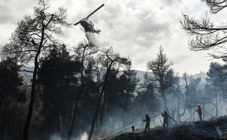 Ελικόπτερο και πυροσβέστες στη μάχη με τις φλόγες (φωτ. αρχείου: EUROKINISSI/Μιχάλης Καραγιάννης)