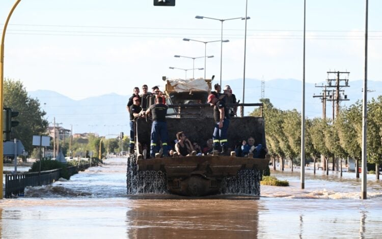 Σωστικά συνεργεία μεταφέρουν κατοίκους στη Γιάννουλη Λάρισας (φωτ.: EUROKINISSI/Γιώργος Κονταρίνης)