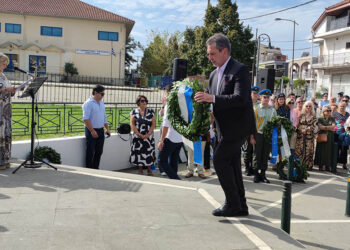 Ο δήμαρχος Ιωαννιτών Δημήτρης Παπαγεωργίου καταθέτει στεφάνι στο Μνημείο Ποντιακού και Μικρασιατικού Ελληνισμού (φωτ.: Facebook / Δήμος Ιωαννιτών)