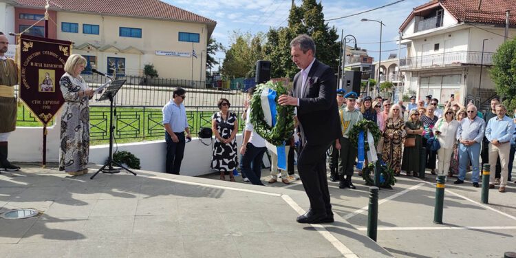 Ο δήμαρχος Ιωαννιτών Δημήτρης Παπαγεωργίου καταθέτει στεφάνι στο Μνημείο Ποντιακού και Μικρασιατικού Ελληνισμού (φωτ.: Facebook / Δήμος Ιωαννιτών)