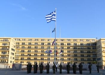 Ράγισαν καρδιές κατά την έπαρση της σημαίας στο υπουργείο Εθνικής Άμυνας (φωτ.: Γραφείο Τύπου ΥΠΕΘΑ)