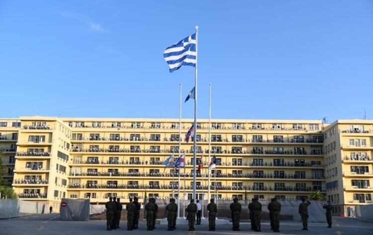 Ράγισαν καρδιές κατά την έπαρση της σημαίας στο υπουργείο Εθνικής Άμυνας (φωτ.: Γραφείο Τύπου ΥΠΕΘΑ)