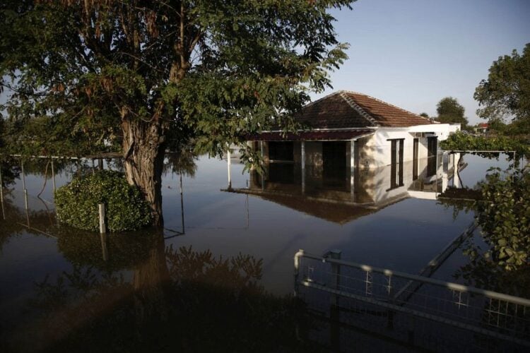 Σπίτι βυθισμένο μέχρι τη μέση στο νερό στον Κοσκινά Καρδίτσας (φωτ.: ΑΠΕ-ΜΠΕ/Γιάννης Κολεσίδης)