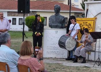 Η προτομή του Νίκου Καπετανίδη έχει τοποθετηθεί δίπλα στο μνημείο που βρίσκεται στην Καστοριά και είναι αφιερωμένο στη Γενοκτονία των Ποντίων (φωτ.: Facebook / Οργάνωση Ποντίων Ν. Καστοριάς)