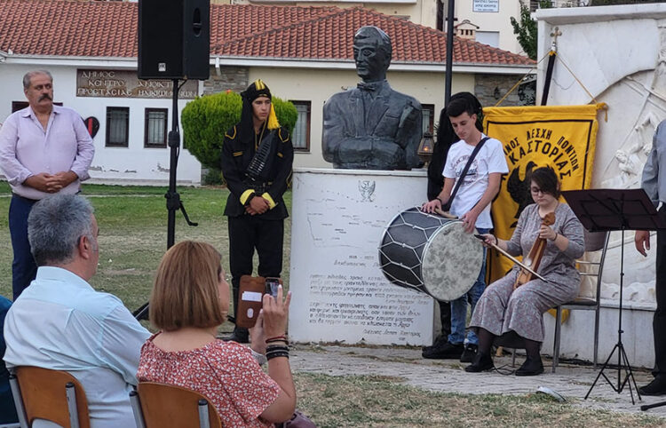 Η προτομή του Νίκου Καπετανίδη έχει τοποθετηθεί δίπλα στο μνημείο που βρίσκεται στην Καστοριά και είναι αφιερωμένο στη Γενοκτονία των Ποντίων (φωτ.: Facebook / Οργάνωση Ποντίων Ν. Καστοριάς)