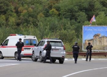 Κοσοβάροι αστυνομικοί φρουρούν σημείο κοντά στο χωριό Μπανίσκα, μετά την επίθεση που δέχθηκαν, με αποτέλεσμα να πέσει νεκρός ένας συνάδελφός τους (φωτ.: EPA/STR)