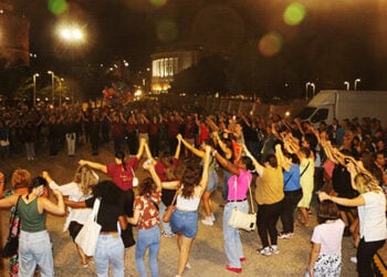 Ένας μεγάλος ποντιακός κύκλος στη Νέα Παραλία Θεσσαλονίκης, πίσω από το Βασιλικό Θέατρο (φωτ.: efxinospontos.gr)