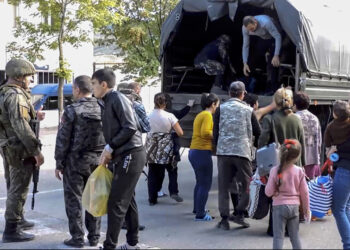 Ρώσοι στρατιώτες βοηθούν αμάχους να εγκαταλείψουν το Ναγκόρνο Καραμπάχ (φωτ.: Υπουργείο Άμυνας Ρωσίας)