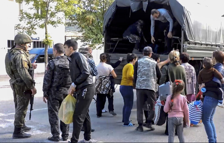 Ρώσοι στρατιώτες βοηθούν αμάχους να εγκαταλείψουν το Ναγκόρνο Καραμπάχ (φωτ.: Υπουργείο Άμυνας Ρωσίας)