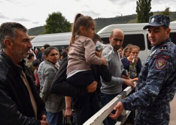 Αρμένιοι που εγκατέλειψαν τα σπίτια τους στο Ναγκόρνο Καραμπάχ περιμένουν να καταγραφούν από τον Ερυθρό Σταυρό (φωτ.: EPA / Narek Aleksanyan)