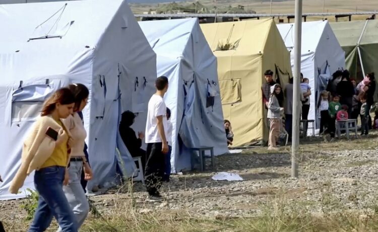 Άμαχοι σε καταυλισμό των ρωσικών ειρηνευτικών δυνάμεων κοντά στο Στεπανακέρτ, στο Αρτσάχ (φωτ.: Υπουργείο Άμυνας της Ρωσίας)