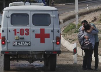 Συγγενείς αγκαλιάζονται στο έδαφος της Αρμενίας μετά το επιτυχημένο πέρασμά τους στο χωριό Κορνιτζόρ (φωτ.: EPA-EFE/Anatoly Maltsev)