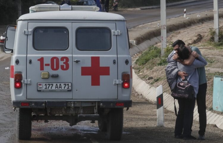 Συγγενείς αγκαλιάζονται στο έδαφος της Αρμενίας μετά το επιτυχημένο πέρασμά τους στο χωριό Κορνιτζόρ (φωτ.: EPA-EFE/Anatoly Maltsev)