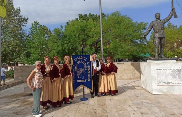 Μέλη του Πολιτιστικού Συλλόγου Νέας Φιλαδέλφειας «Εστία Φιλαδελφέων Ατταλος Β’» (φωτ.: Δήμος Ωραιοκάστρου)