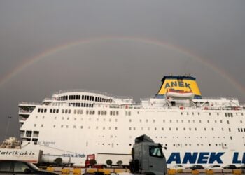 Ουράνιο τόξο στο λιμάνι του Πειραιά (φωτ.: EUROKINISSI/Γιώργος Κονταρίνης)