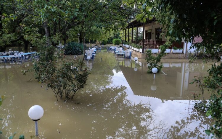 Εξοχικό κέντρο στην περιοχή της Λάρισας είναι πλέον βυθισμένο στο νερό (φωτ.: EUROKINISSI/Λεωνίδας Τζέκας)