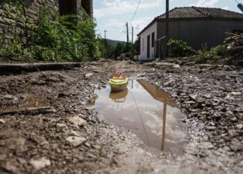 Ένα παιδικό παιχνίδι, μια πλαστική βαρκούλα, σε μια λακκούβα με νερό, στην πλημμυρισμένη Μηλίνα του Πηλίου, φαντάζει τρομακτική μετά το πέρασμα της κακοκαιρίας «Daniel» (φωτ.: EUROKINISSI/Θανάσης Καλλιάρας)