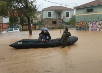 Σκάφος των Ενόπλων Δυνάμεων συμβάλλει στον απεγκλωβισμό των κατοίκων (φωτ.: ΓΕΕΘΑ)