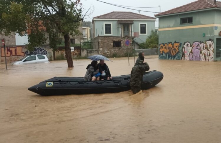 Σκάφος των Ενόπλων Δυνάμεων συμβάλλει στον απεγκλωβισμό των κατοίκων (φωτ.: ΓΕΕΘΑ)