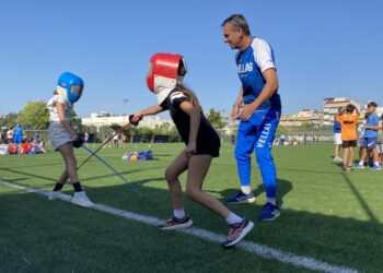 Μαθήτριες τα δίνουν όλα στην ξιφασκία (φωτ.: ΑΠΕ-ΜΠΕ)