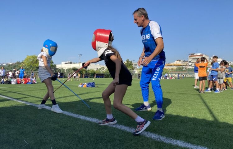 Μαθήτριες τα δίνουν όλα στην ξιφασκία (φωτ.: ΑΠΕ-ΜΠΕ)