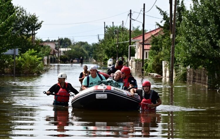 Σωστικά συνεργεία απομακρύνουν πολίτες από το χωριό Παλαμάς στην περιοχή της Καρδίτσας (φωτ.: EUROKINISSI/Μιχάλης Καραγιάννης)