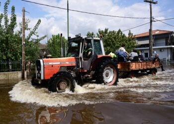 Τρακτέρ μεταφέρει κόσμο στα Μεγάλα Καλύβια των Τρικάλων (φωτ.: EUROKINISSI/Μιχάλης Καραγιάννης)